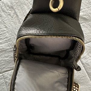 Beautiful cross body bag. Great for traveling. Never used